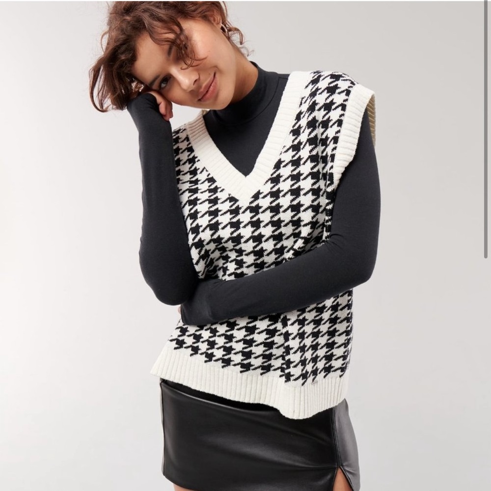 Houndstooth Sweater Vest 🖤